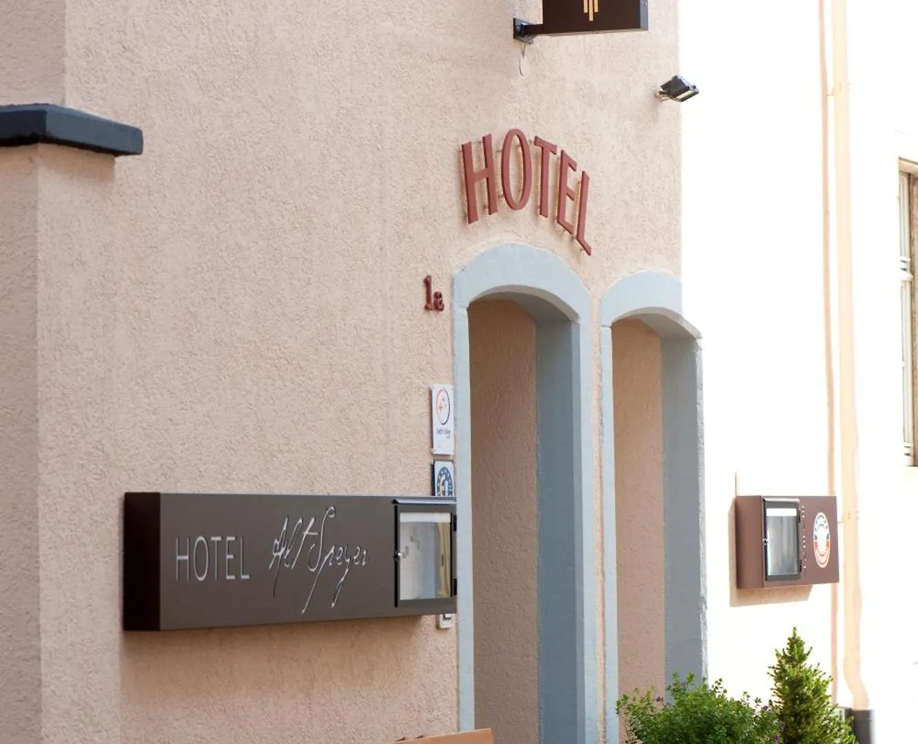 Wo man nahe der Rheininsel übernachtet: 4 Zentrale Hotels